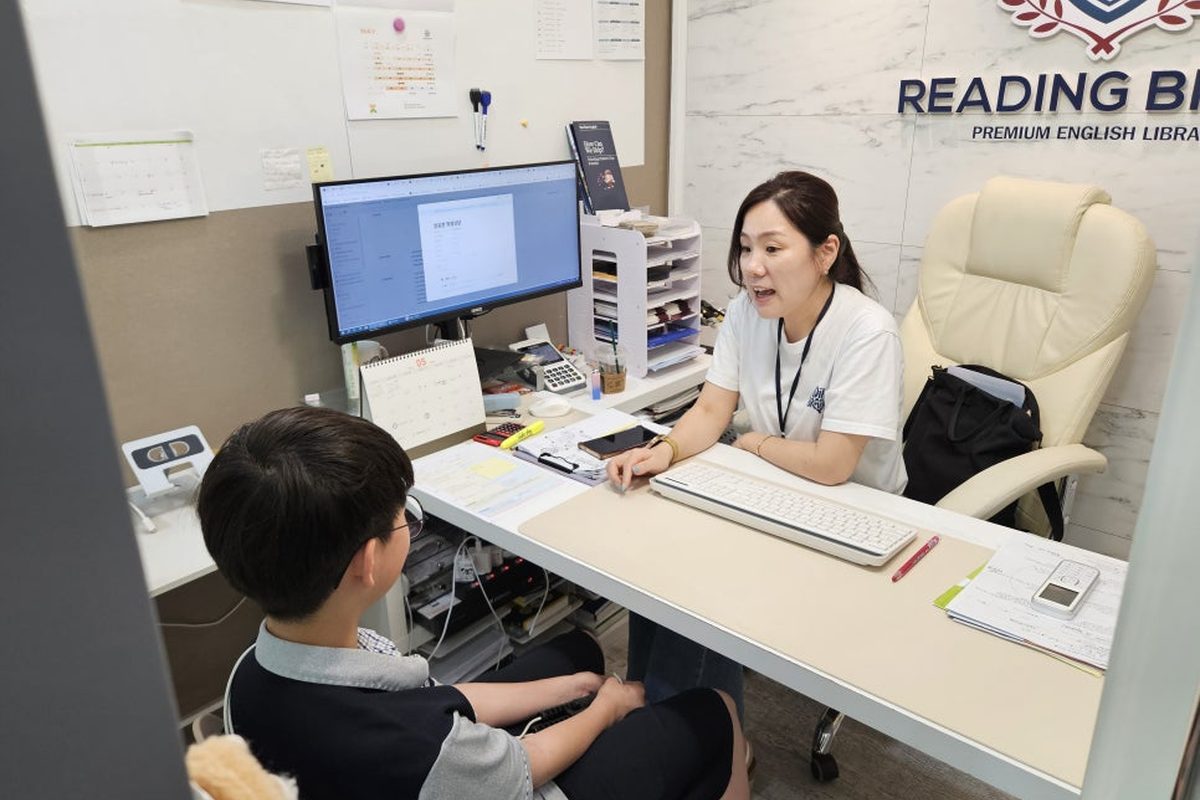 김기숙 원장이 학생과 1:1로 마주 앉아 학습 로드맵과 입시 방향을 상담하는 모습