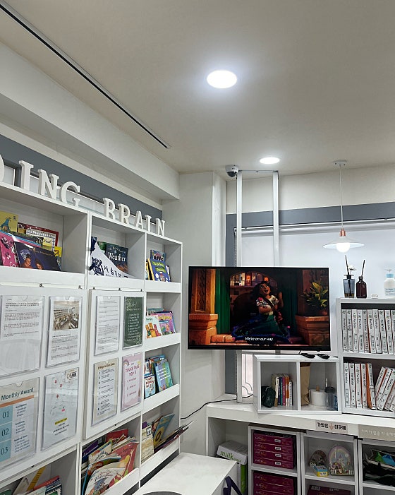 네이버 방문자 리뷰에 첨부된 리딩브레인 영어원서 공간 사진